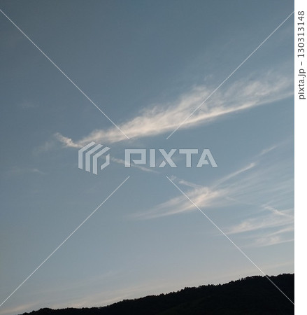 山の上を飛んで行く連続のすじ雲 130313148