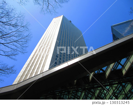 新宿副都心の高層ビル群と青空の風景 130313245