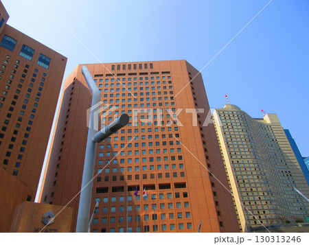 新宿副都心の高層ビル群と青空の風景 新宿副都心の高層ビル群と青空の風景 130313246