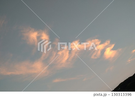 夏の夕空　山と連なる茜雲 130313396