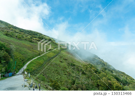 岐阜県関ケ原町 伊吹山ドライブウェイ駐車場からの山頂への登山道 岐阜県関ケ原町 伊吹山ドライブウェイ駐車場からの山頂への登山道 130313466