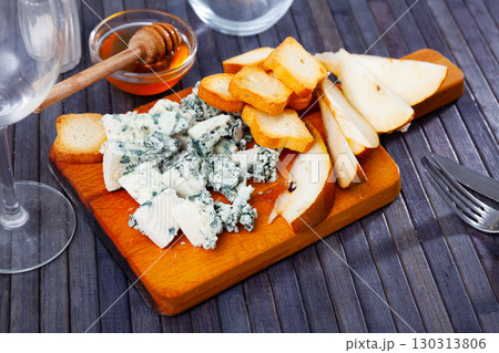 Popular Spanish blue cheese Roncari 130313806