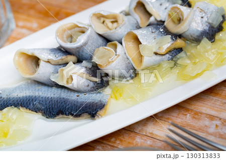 Herring fillet with onion and sunflower oil 130313833