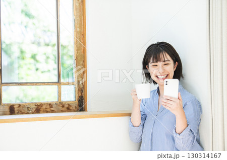 スマホ　笑顔　若い女性 130314167