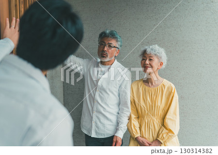 モデルハウスを見学する高齢者 130314382