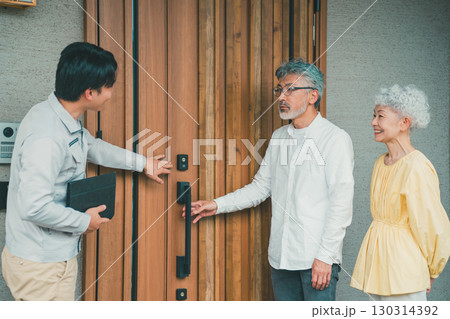 モデルハウスを見学する高齢者 130314392