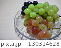 ガラス皿に盛られたぶどう 130314628