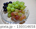 ガラス皿に盛られたぶどう 130314658