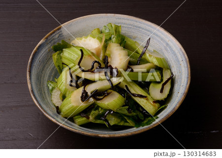 セロリと塩昆布のごま油和え 130314683