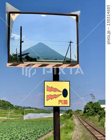 春五月、JR西大山駅ホームの安全確認ミラーに映る青空の開門岳〈鹿児島県指宿市〉 130314885