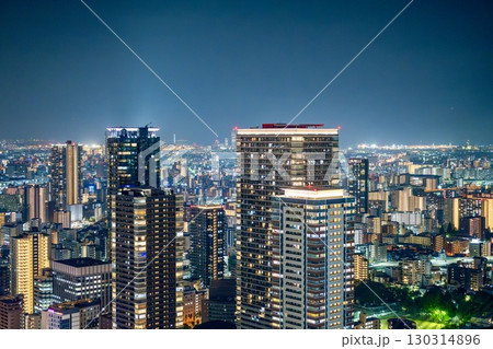 高層ビル群と光り輝く大阪梅田の夜景ビュー 高層ビル群と光り輝く大阪梅田の夜景ビュー 130314896