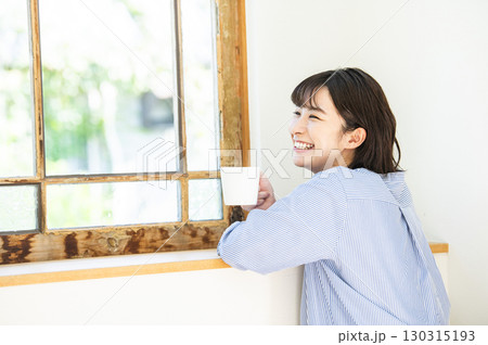 コーヒーを飲む若い女性 コーヒーを飲む若い女性 130315193