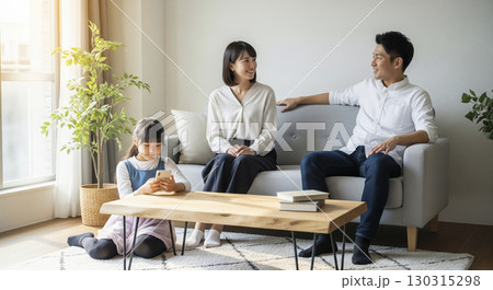 家族の団欒　リビングでくつろぐ 130315298