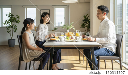 ダイニングで朝食をとる家族 130315307