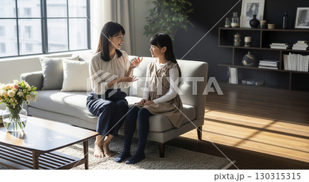 家族の団欒　リビングでくつろぐ 130315315