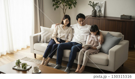 家族の団欒 リビングでくつろぐ 家族の団欒 リビングでくつろぐ 130315316