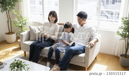 家族の団欒　リビングでくつろぐ 130315317