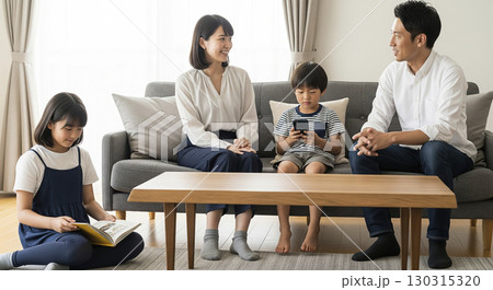 家族の団欒 リビングでくつろぐ 家族の団欒 リビングでくつろぐ 130315320