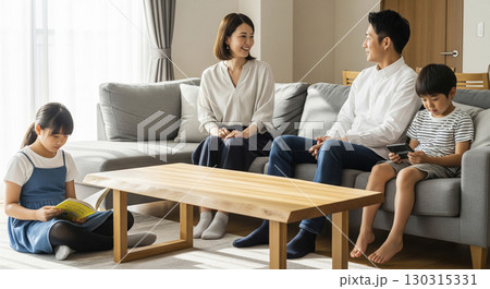 家族の団欒 リビングでくつろぐ 家族の団欒 リビングでくつろぐ 130315331