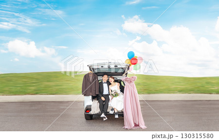 カーウェディング・ブライダルカーのウェディングフォトを撮影をする新郎新婦・カップル 130315580