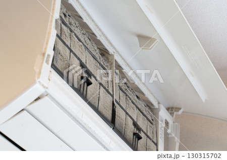 汚れたエアコンフィルターの掃除 130315702