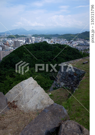 鳥取県 米子城跡より米子市街と大山方面の眺望 鳥取県 米子城跡より米子市街と大山方面の眺望 130315796