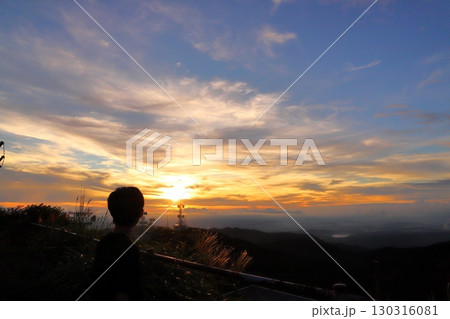 鰐塚山から望む夕景 少年 鰐塚山から望む夕景 少年 130316081
