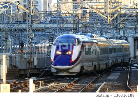 東北新幹線やまびこの先頭車両 東京駅を出発する東北新幹線はやぶさ 東北新幹線やまびこの先頭車両 東京駅を出発する東北新幹線はやぶさ 130316199