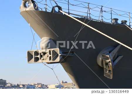 護衛艦艦首の錨　護衛艦の艦首 130316449
