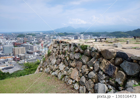 鳥取県 米子城跡 天守台と大山 鳥取県 米子城跡 天守台と大山 130316473