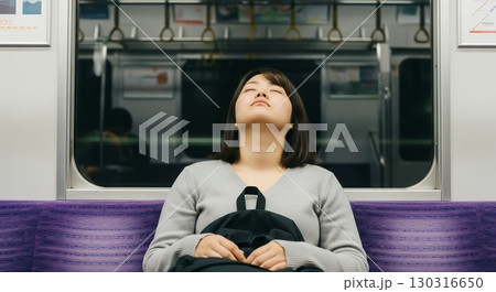 電車内で眠る若い女性 130316650