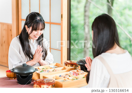 旅館で会席料理を楽しむ女性（部屋食・懐石料理・御膳・贅沢） 130316654