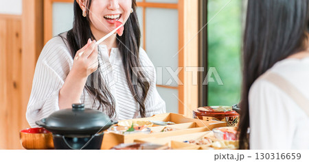 旅館で会席料理を楽しむ女性（部屋食・懐石料理・御膳・贅沢） 130316659