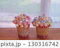 窓辺に置かれたコットン糸の花 130316742