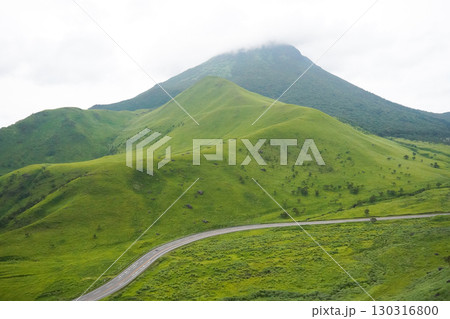 大分県　湯布院　由布岳　やまなみハイウェイ 130316800