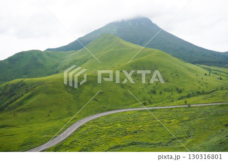 大分県　湯布院　由布岳　やまなみハイウェイ 130316801