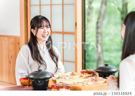 旅館で会席料理を楽しむ女性（部屋食・懐石料理・御膳・贅沢） 130316924