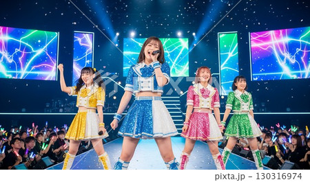 ステージでパフォーマンスをする女性アイドルグループ ステージでパフォーマンスをする女性アイドルグループ 130316974