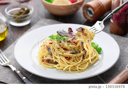 鯖ジャーキーと鷹の爪の香ばしいペペロンチーノ風パスタ｜出来立て熱々イタリアン料理写真 130316978