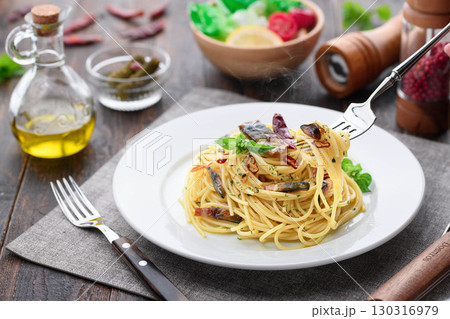 鯖ジャーキーと鷹の爪の香ばしいペペロンチーノ風パスタ｜出来立て熱々イタリアン料理写真 130316979