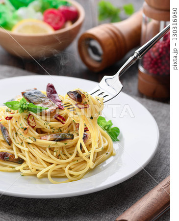 鯖ジャーキーと鷹の爪の香ばしいペペロンチーノ風パスタ|出来立て熱々イタリアン料理写真 鯖ジャーキーと鷹の爪の香ばしいペペロンチーノ風パスタ|出来立て熱々イタリアン料理写真 130316980