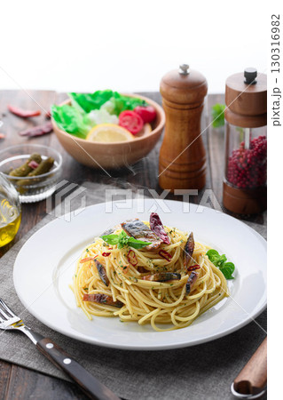 鯖ジャーキーと鷹の爪の香ばしいペペロンチーノ風パスタ｜出来立て熱々イタリアン料理写真 130316982