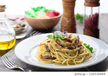 鯖ジャーキーと鷹の爪の香ばしいペペロンチーノ風パスタ|出来立て熱々イタリアン料理写真 鯖ジャーキーと鷹の爪の香ばしいペペロンチーノ風パスタ|出来立て熱々イタリアン料理写真 130316984
