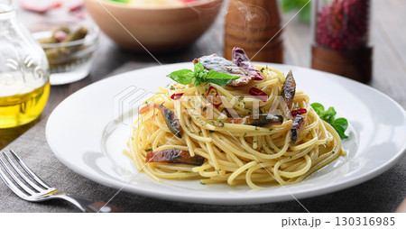 鯖ジャーキーと鷹の爪の香ばしいペペロンチーノ風パスタ｜出来立て熱々イタリアン料理写真 130316985