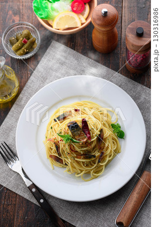 鯖ジャーキーと鷹の爪の香ばしいペペロンチーノ風パスタ｜出来立て熱々イタリアン料理写真 130316986