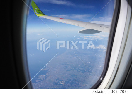 飛行機の窓から見た風景 130317072