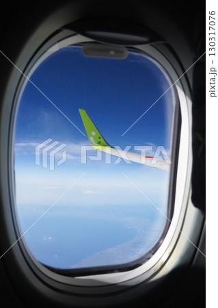 飛行機の窓から見た風景 130317076