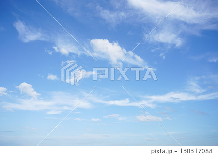 雲の多い春の青空 雲の多い春の青空 130317088