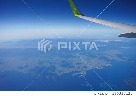 飛行機の窓から見た風景 130317120