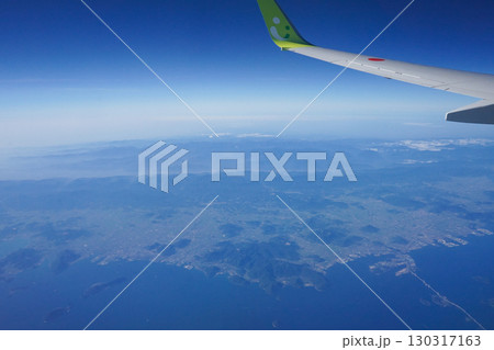 飛行機の窓から見た風景 130317163